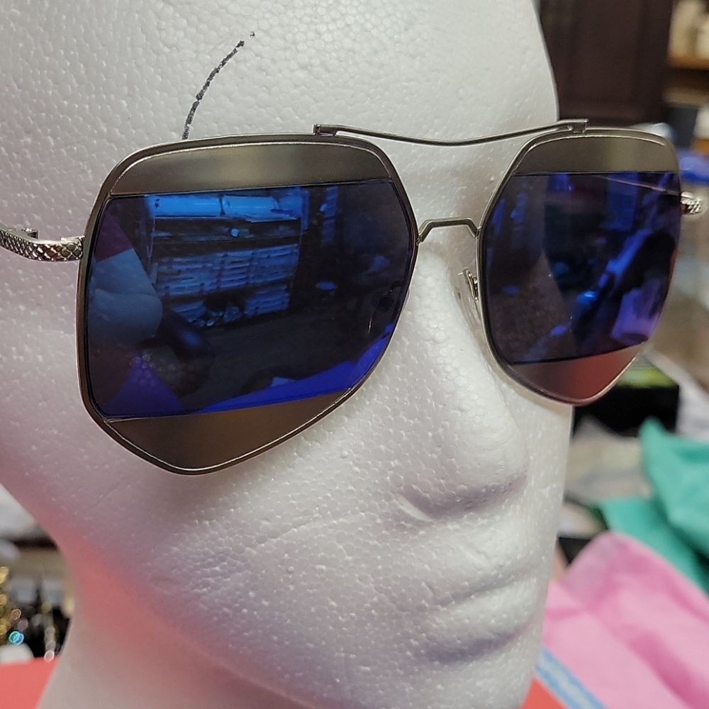 Silver Tone Wire Framed Sunglasses Retro Vintage Style